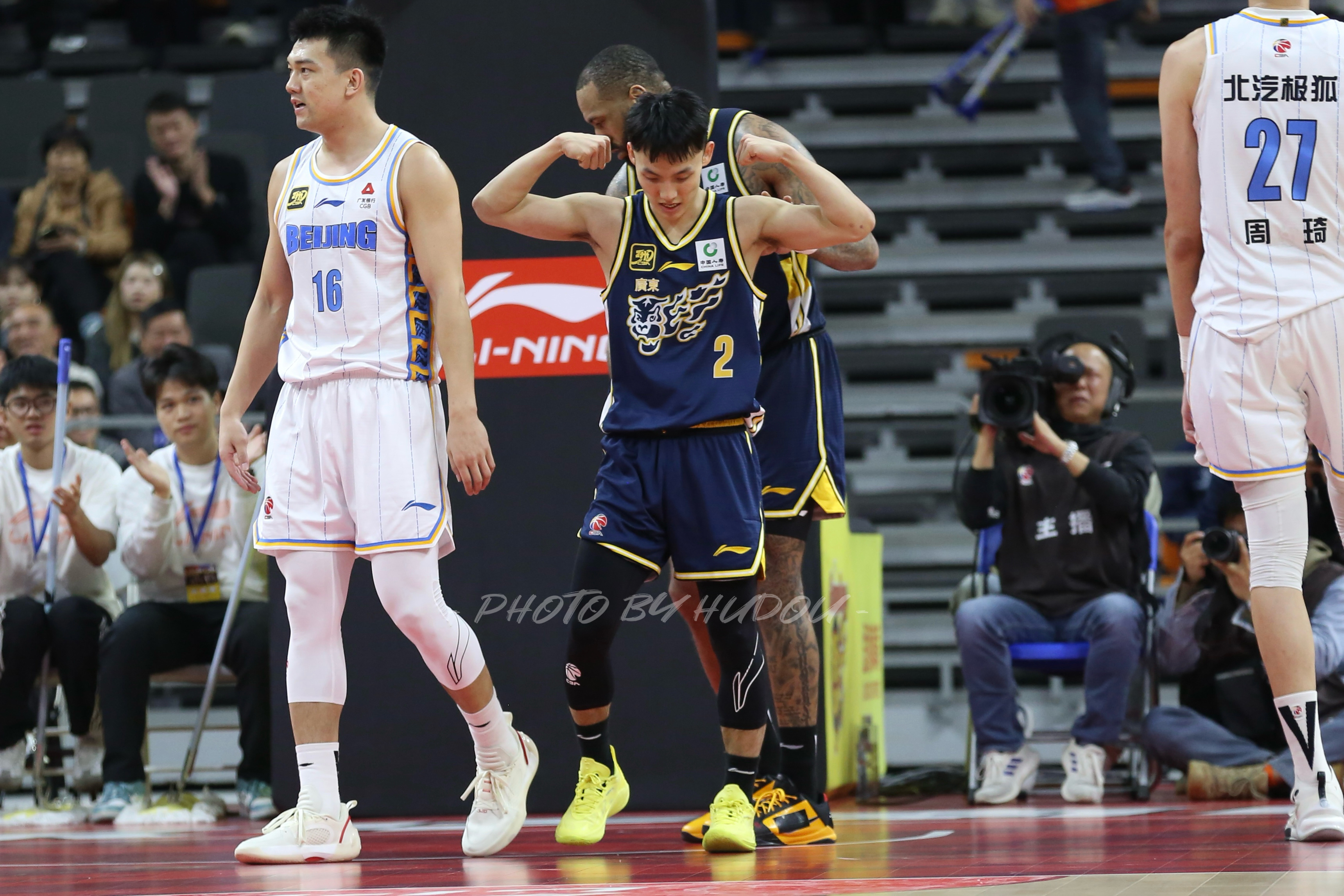 包含球队实力超群，锋线攻势强悍的词条