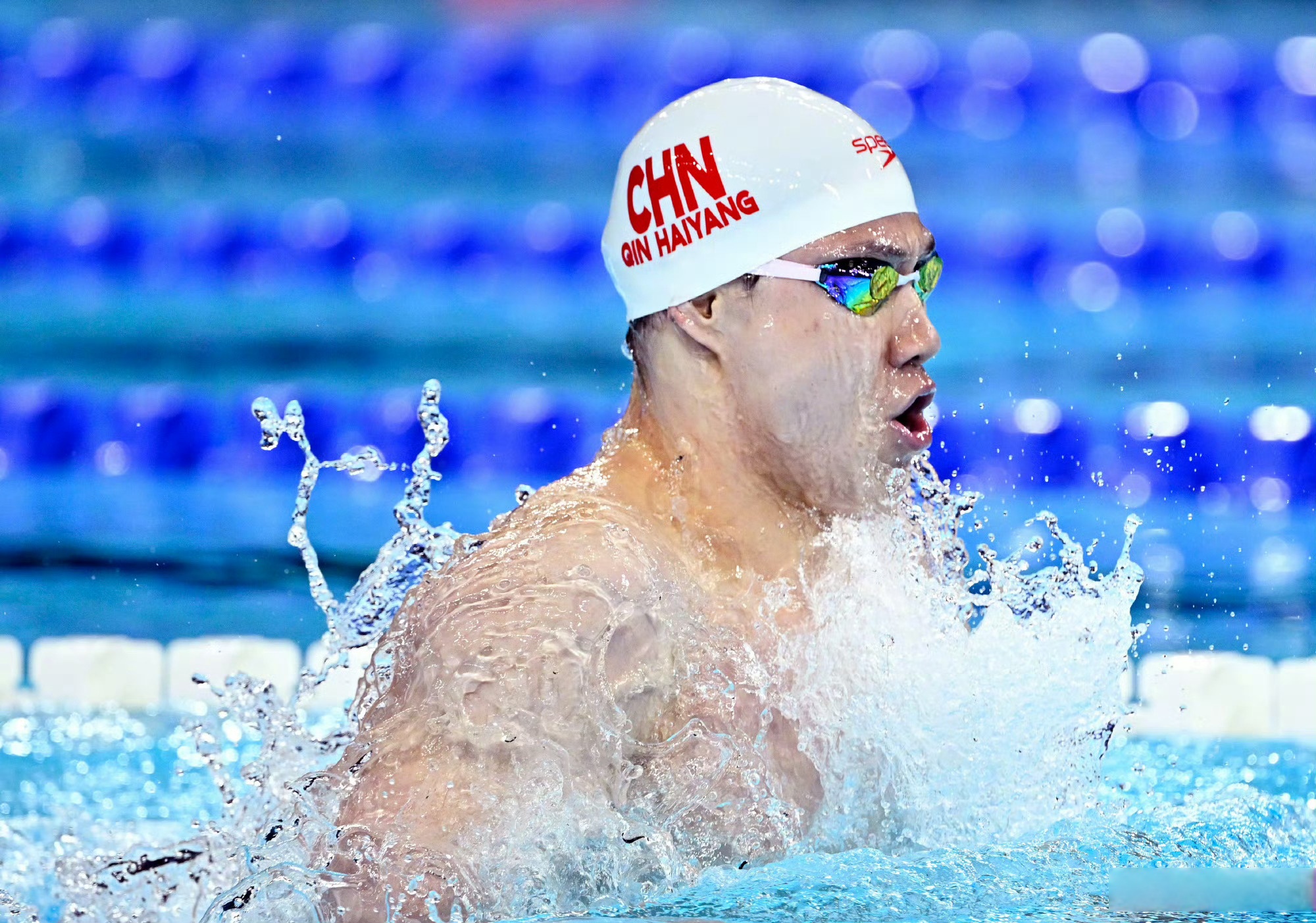 ac米兰-竞技场上球员争分夺秒，展现拼搏精神的简单介绍