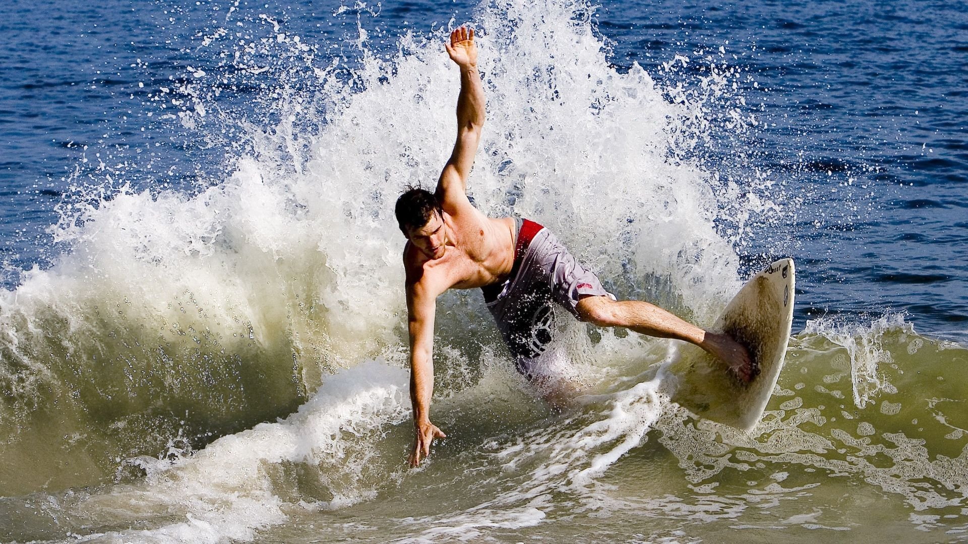 米兰体育官方网站-赛道风暴，雷诺双雄横扫哈斯，维斯塔潘上演极限超车秀